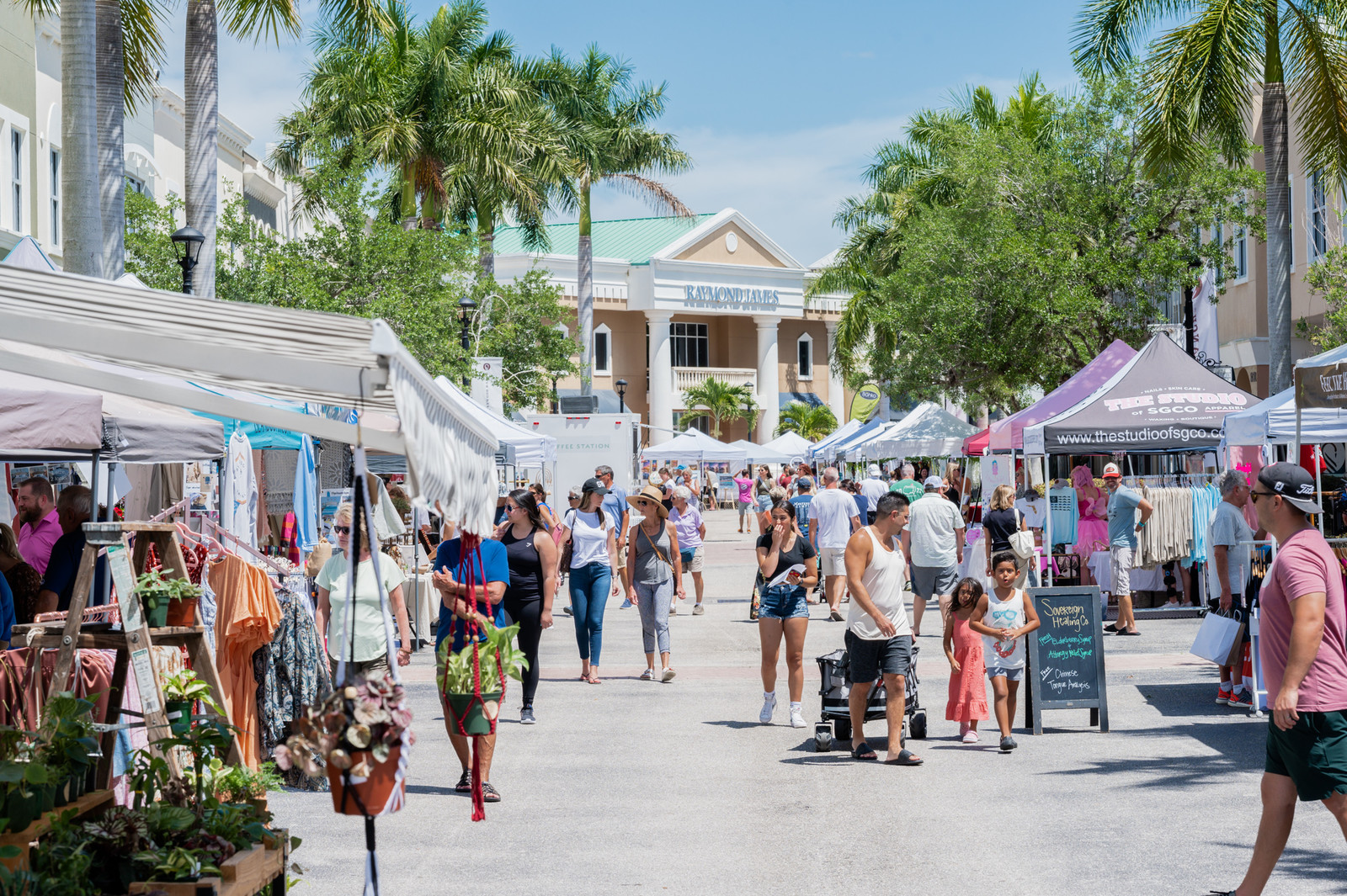 people attending the Lakewood Ranch Main Street Market